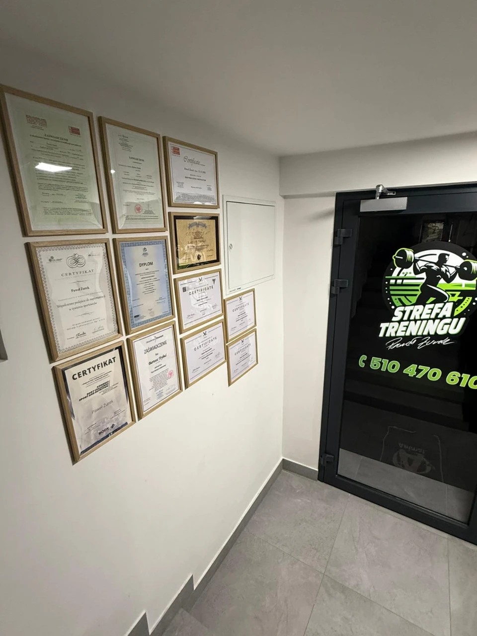 Ściana z certyfikatami i dyplomami